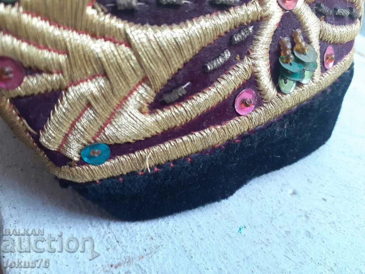 Delivery of Old skull cap 19th century velvet tinsel sequins Delivery of Old skull cap 19th century velvet tinsel sequins