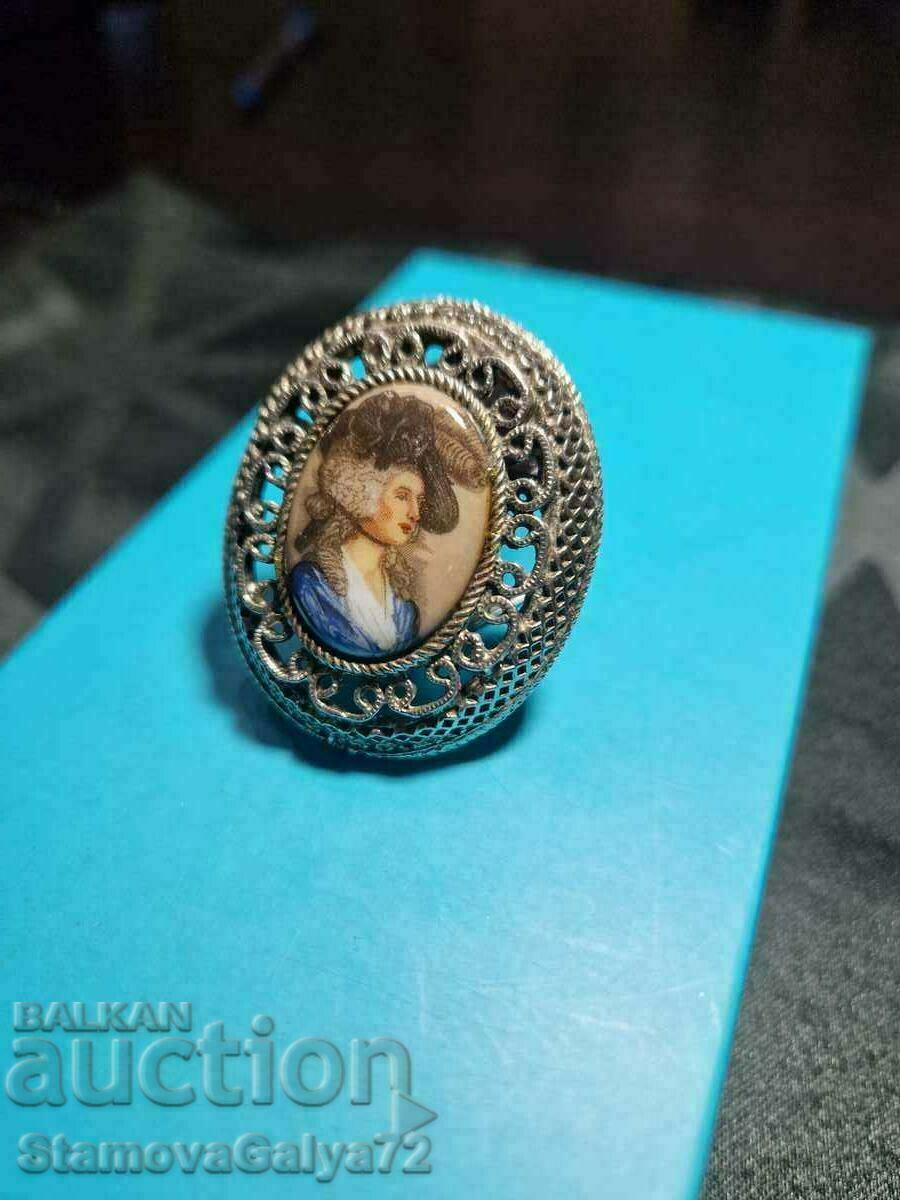 Auction A beautiful antique French porcelain brooch Auction A beautiful antique French porcelain brooch