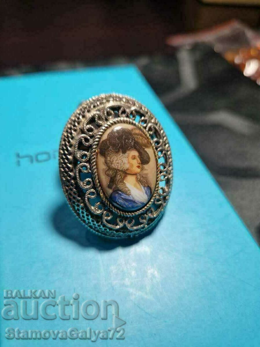 Delivery of A beautiful antique French porcelain brooch Delivery of A beautiful antique French porcelain brooch