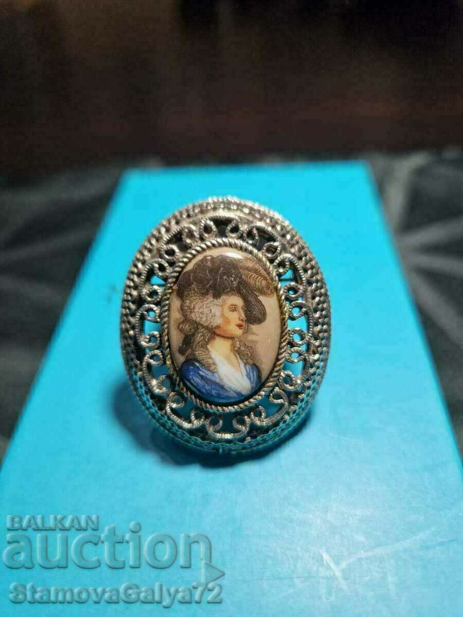 A beautiful antique French porcelain brooch A beautiful antique French porcelain brooch