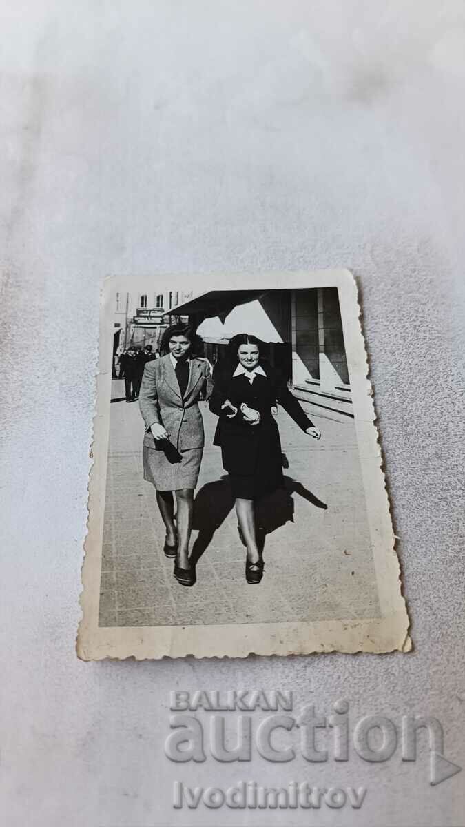 Снимка София Две млади момичета на разходка 1942