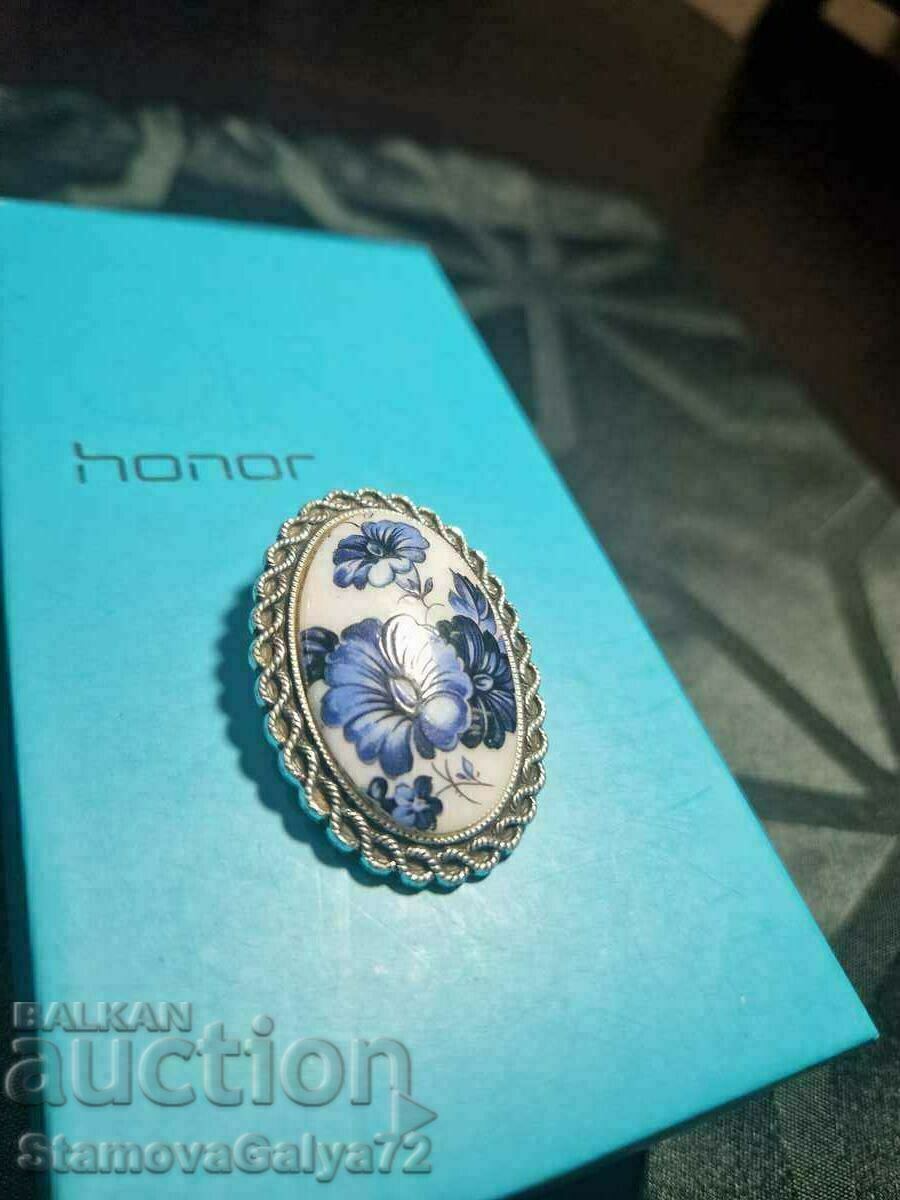 Auction A lovely antique French porcelain brooch Auction A lovely antique French porcelain brooch