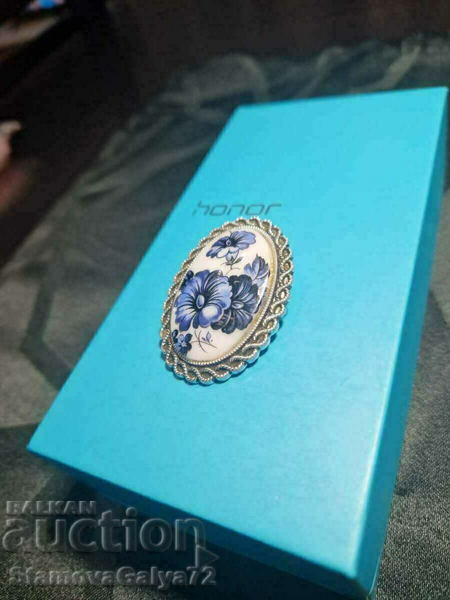 Delivery of A lovely antique French porcelain brooch Delivery of A lovely antique French porcelain brooch