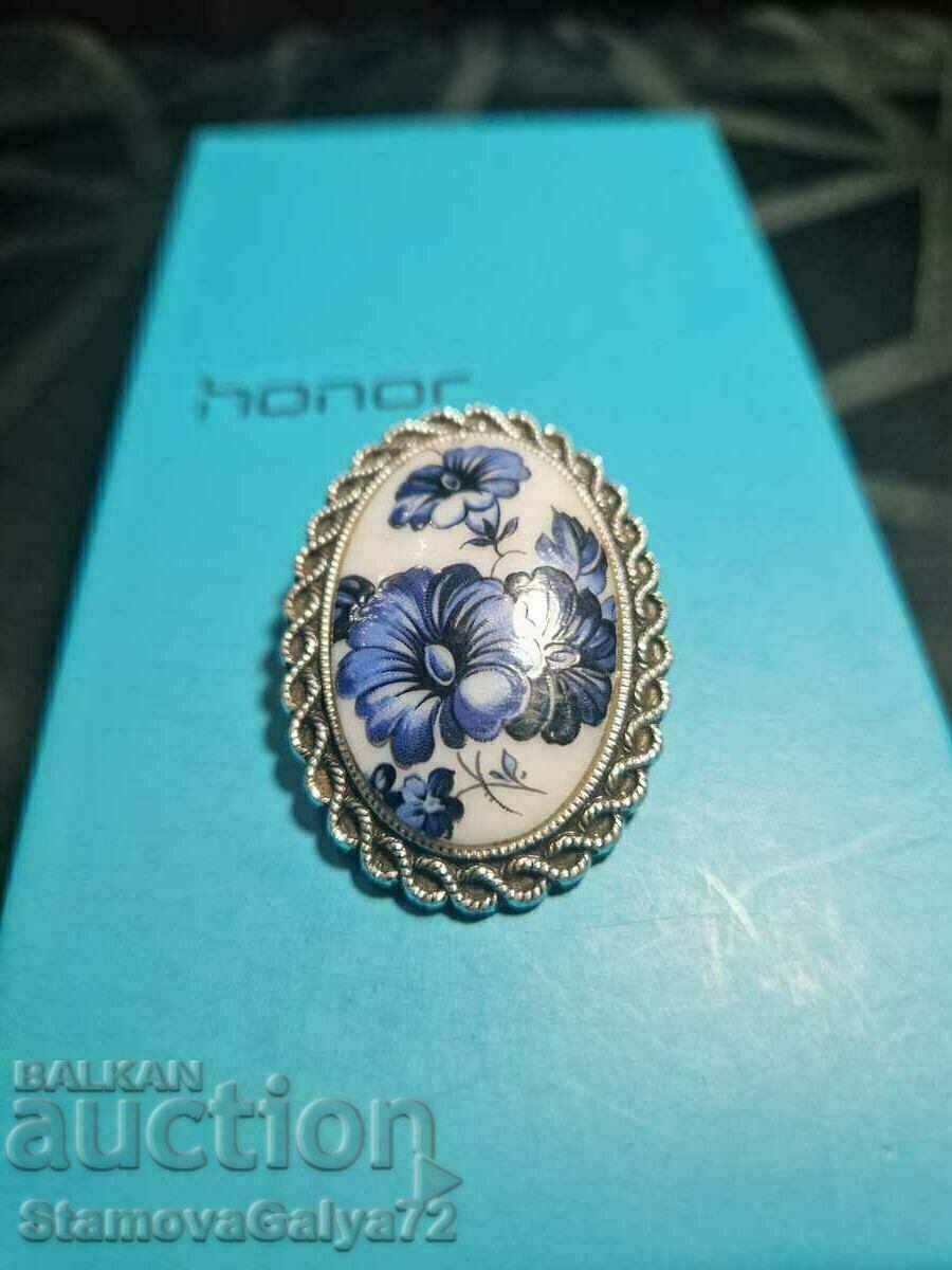 A lovely antique French porcelain brooch A lovely antique French porcelain brooch