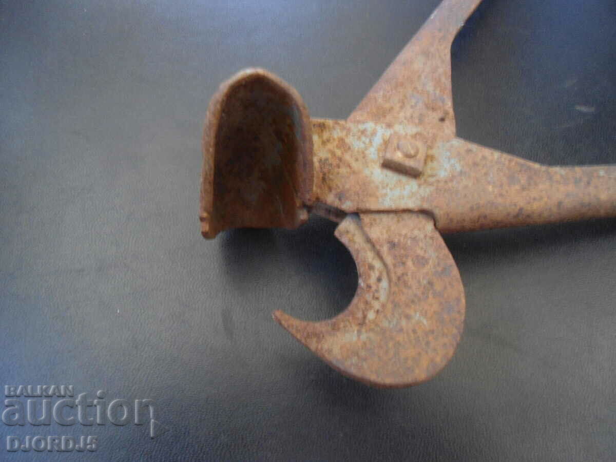 Old chappy pliers with price 5.00 BGN | € 2.56 Old chappy pliers with price 5.00 BGN | € 2.56