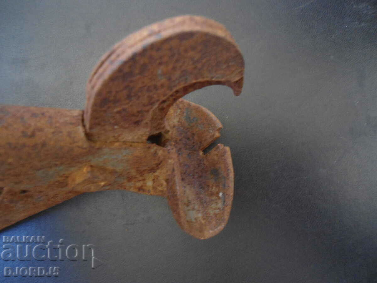 Auction Old chappy pliers Auction Old chappy pliers