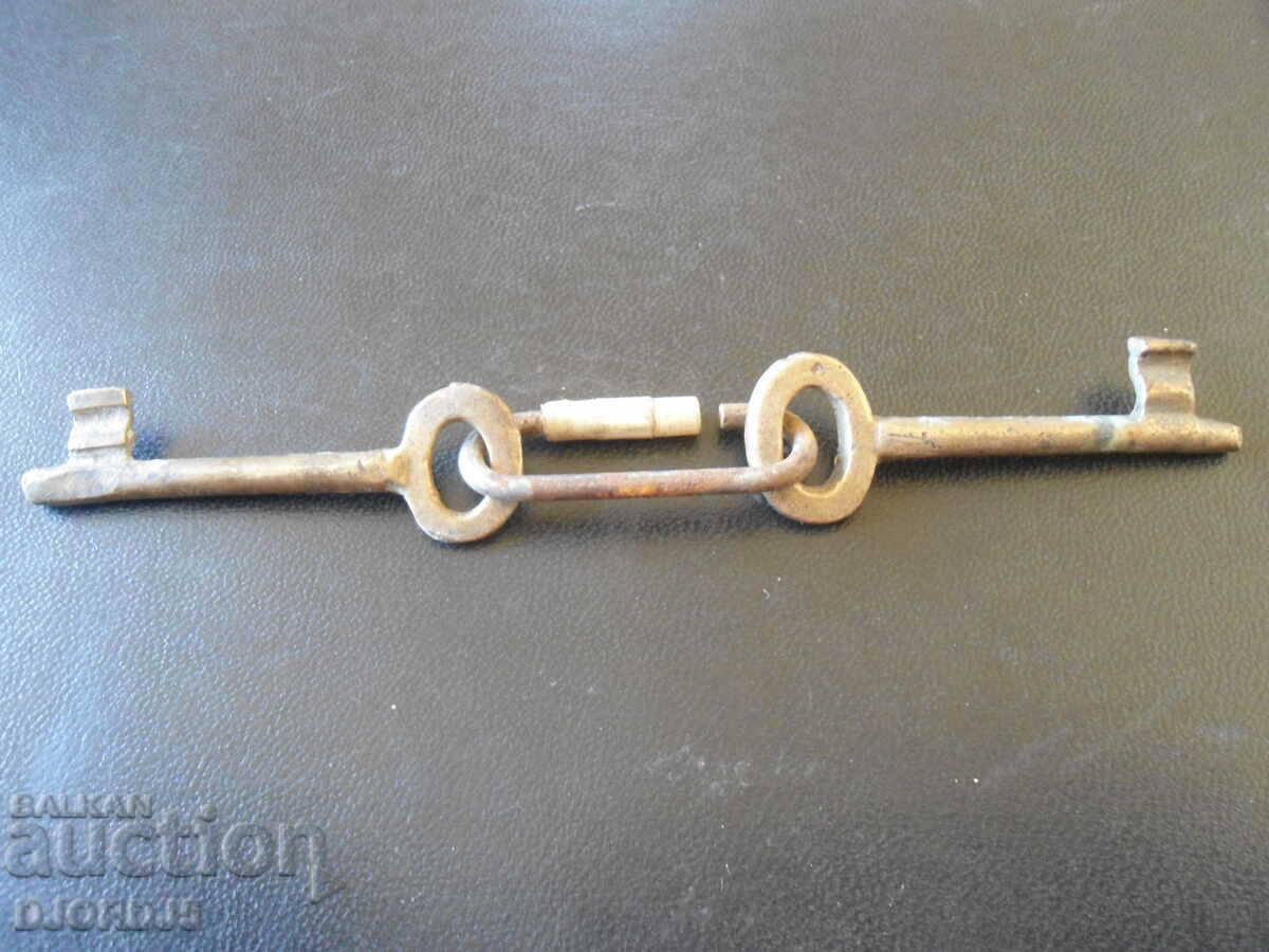 Παλιά μπρούτζινα κλειδιά με τιμή 3.00 BGN | € 1.53