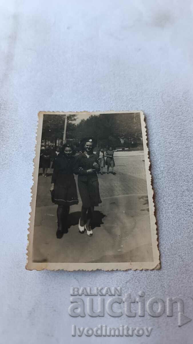 Fotografie Sofia Două fete tinere la plimbare 1941