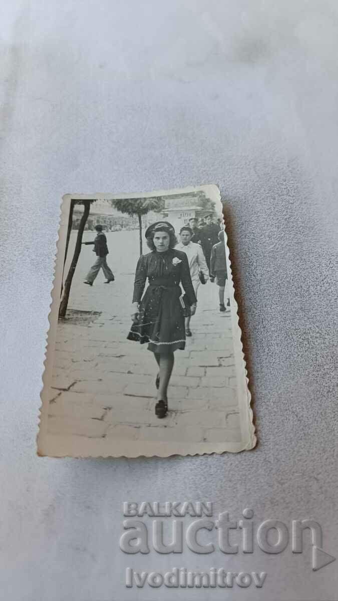 Снимка София Младо момиче на разходка 1941