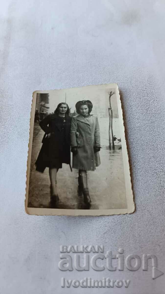 Fotografie Sofia Două fete tinere la plimbare 1942