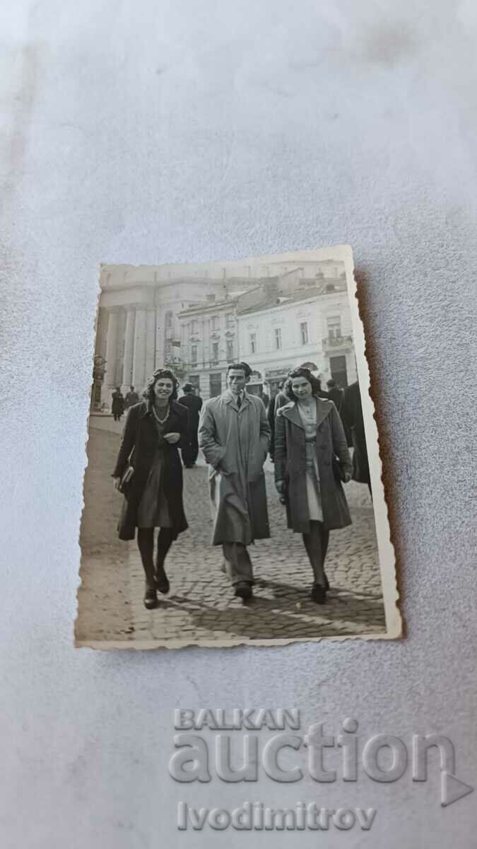 Снимка София Мъж и две млади жени на пл. Света Неделя