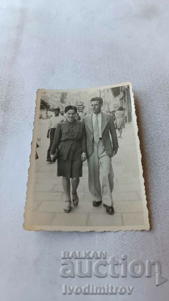 Снимка София Мъж и млада жена на разходка