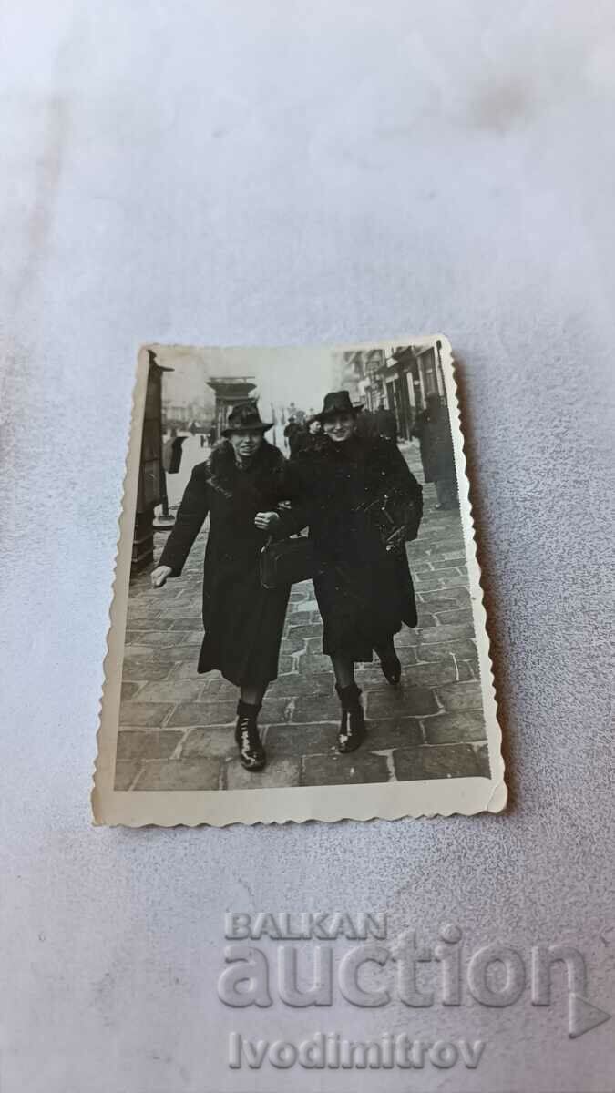 Снимка София Две жени със зимни палта на разходка