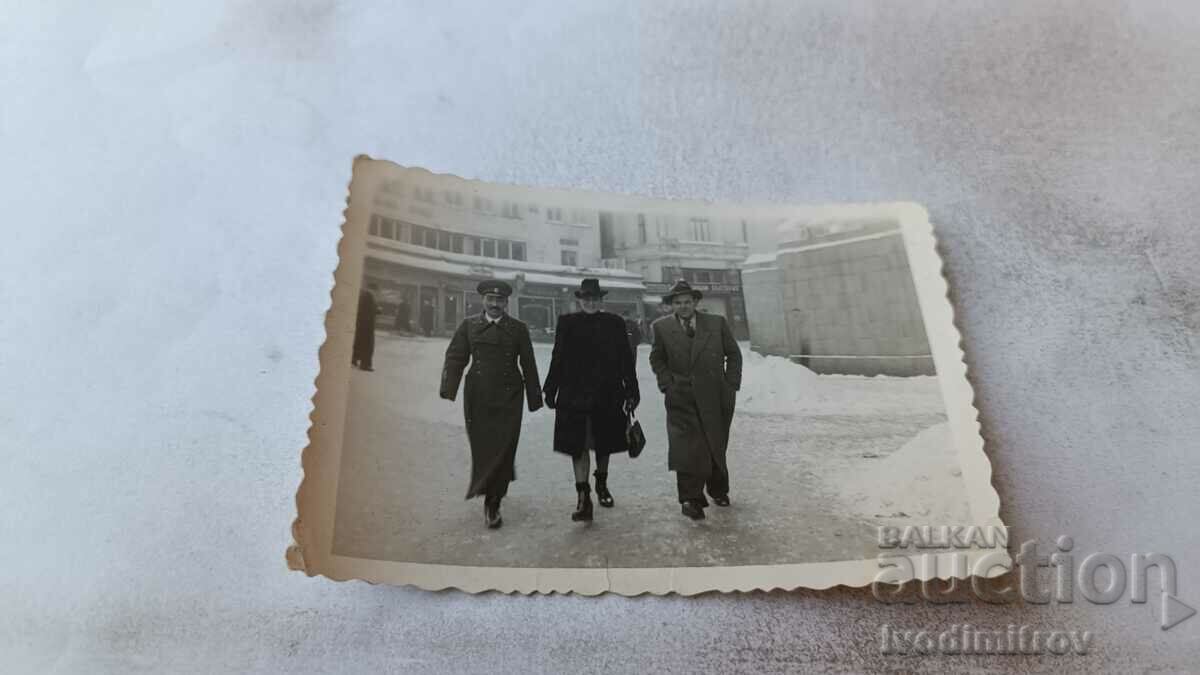 Φωτογραφία Σόφια Αξιωματικός άνδρας και γυναίκα σε μια βόλτα το χειμώνα