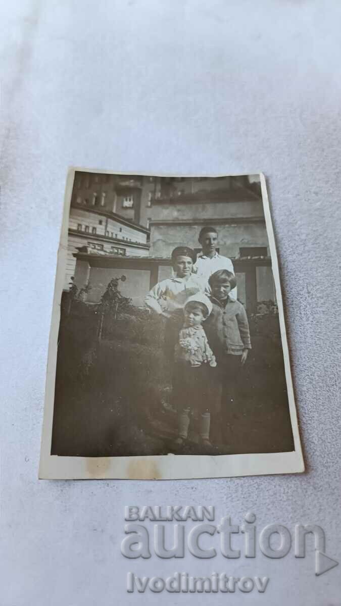 Photo Man woman and two children