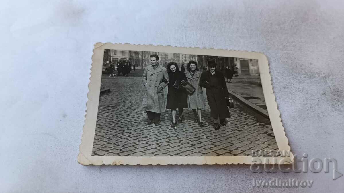 Снимка София Двама мъже и две млади жени на разходка 1942