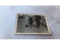 Снимка София Двама мъже и две млади жени на разходка 1942