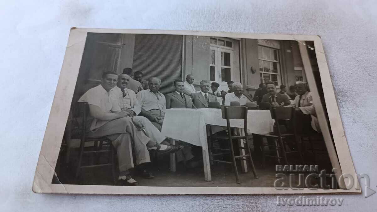 Fotografie Sofia Bărbați care au un pahar la o masă