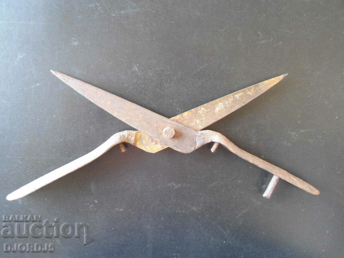 Old scissors with price 10.00 BGN | € 5.11