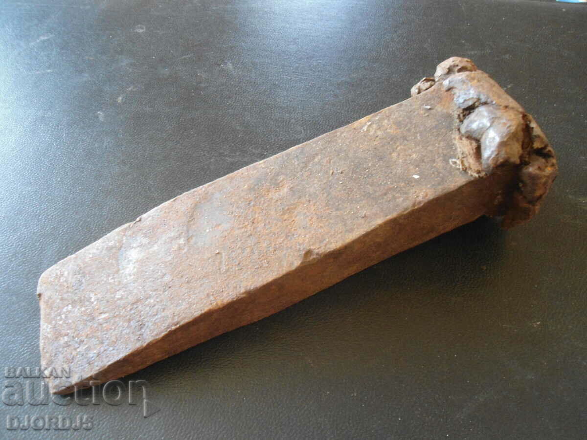 Old tool, wedge, 1,400 kg with price 5.00 BGN | € 2.56 Old tool, wedge, 1,400 kg with price 5.00 BGN | € 2.56