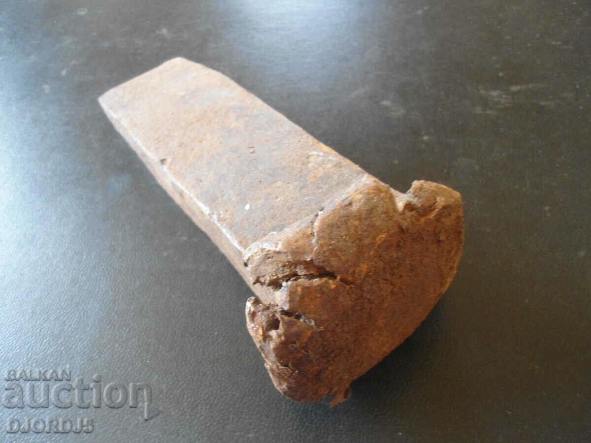 Auction Old tool, wedge, 1,400 kg Auction Old tool, wedge, 1,400 kg