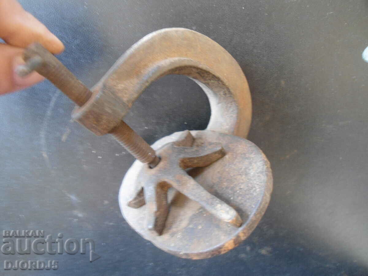 Old press, vulcanizer with price 5.00 BGN | € 2.56 Old press, vulcanizer with price 5.00 BGN | € 2.56