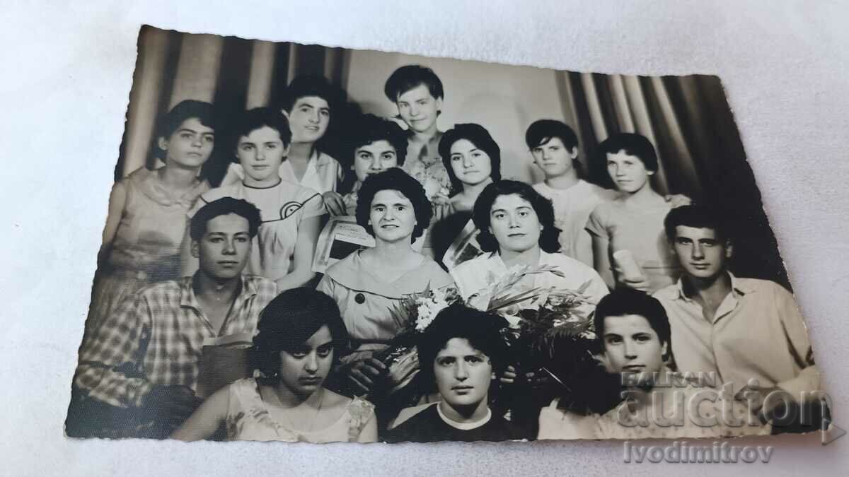 Participanții la fotografii cu actele lor de identitate 1963