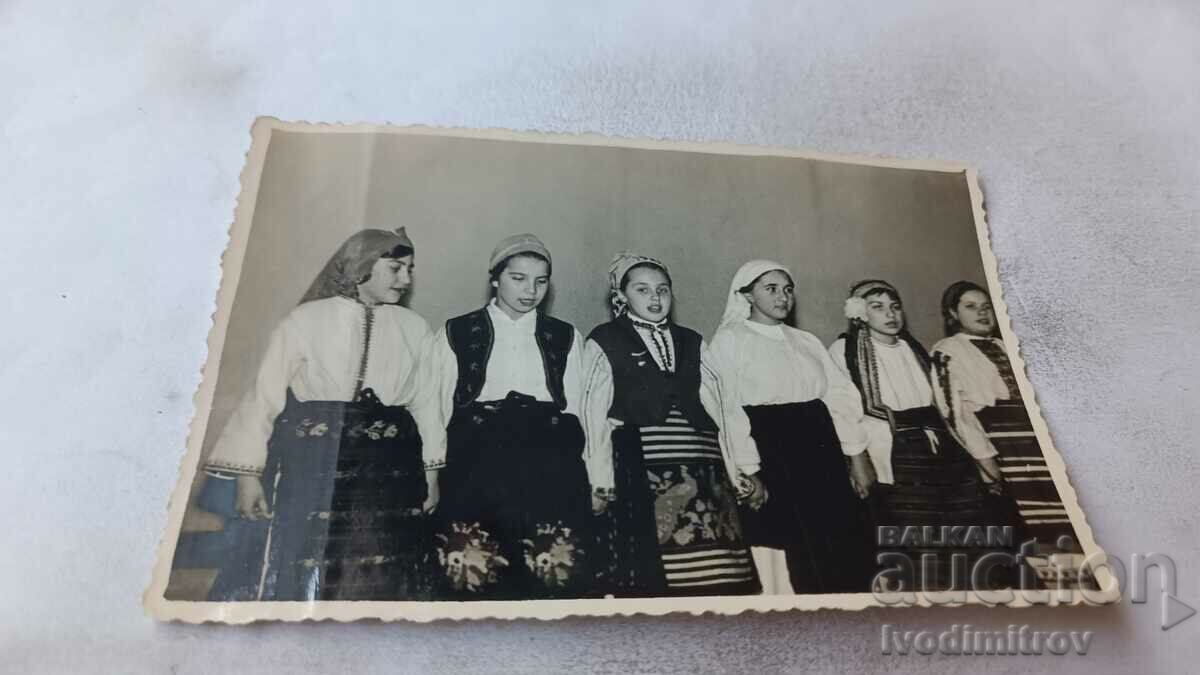 Fotografie Fete tinere în costume populare 1959