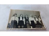 Φωτογραφία Νεαρά κορίτσια με λαϊκές φορεσιές 1959