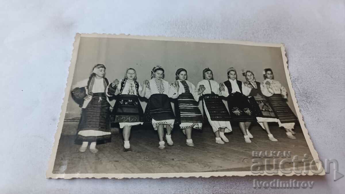 Fotografie Fete tinere în costume populare dansând dans 1960