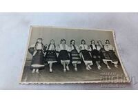 Снимка Млади момичета с народни носии играят хоро 1960