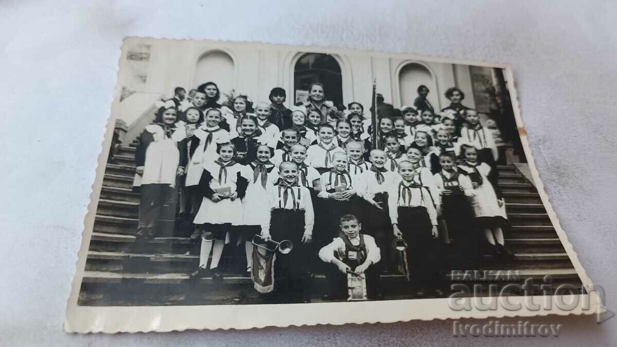 Foto elevi de clasa a III-a cu legături de pionier