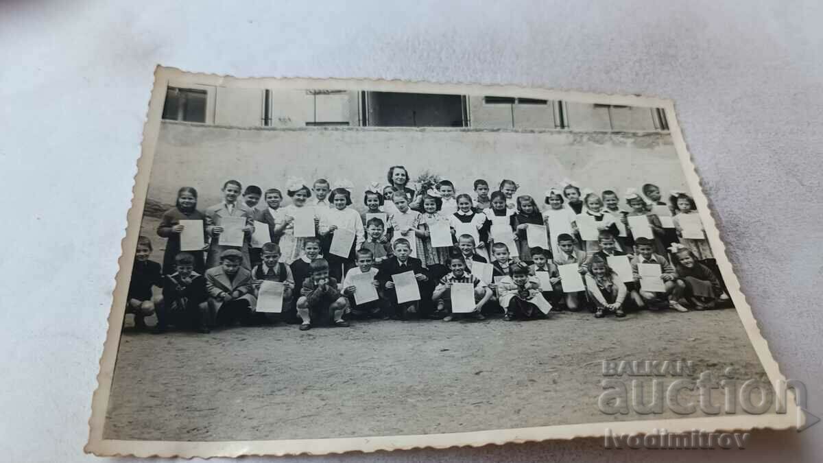 Снимка Ученици от II клас със своята учителка