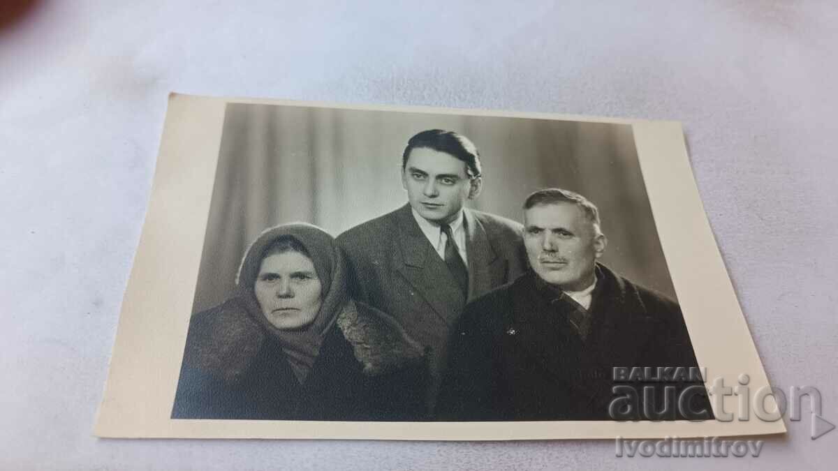 Снимка София Двама мъже и жена 1949