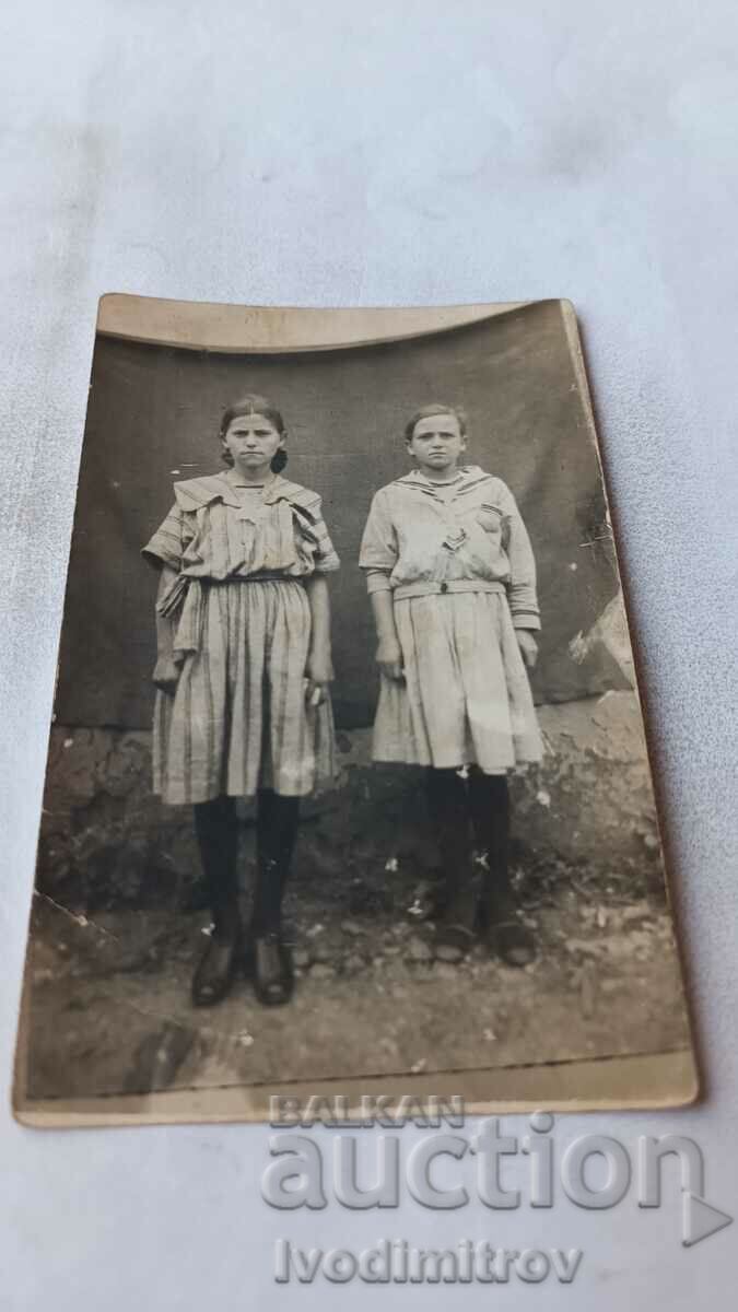 Снимка Две млади момичета