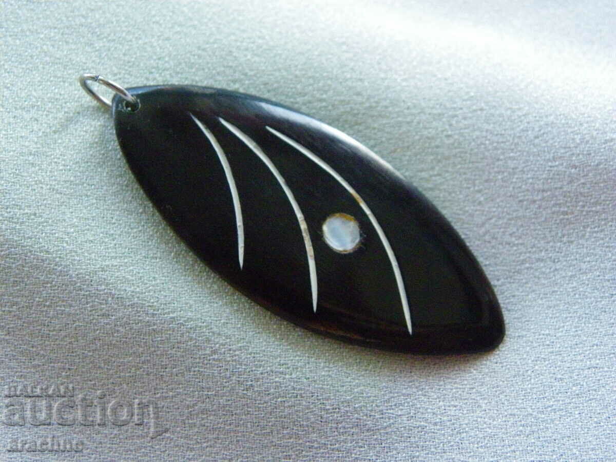 Auction  Unique!-New Zealand medallion from a whale's baleen