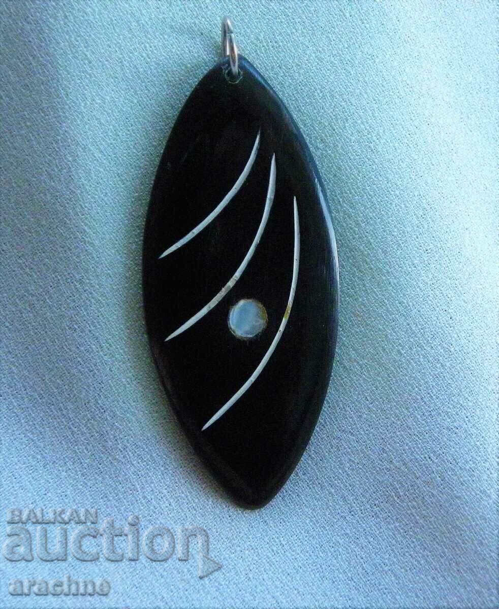 Delivery of Unique!-New Zealand medallion from a whale's baleen