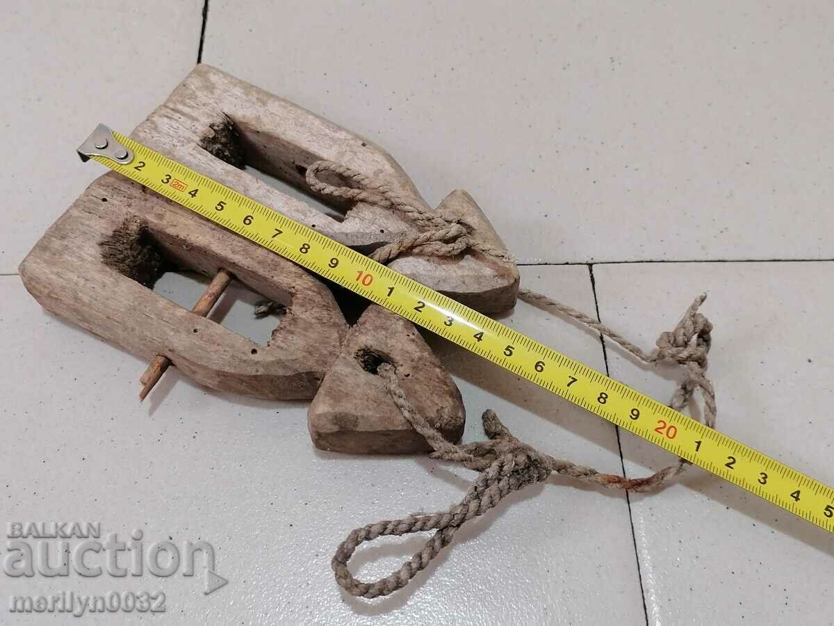 Delivery of Old wood pulleys, polispast for loom, wooden, primitive Delivery of Old wood pulleys, polispast for loom, wooden, primitive