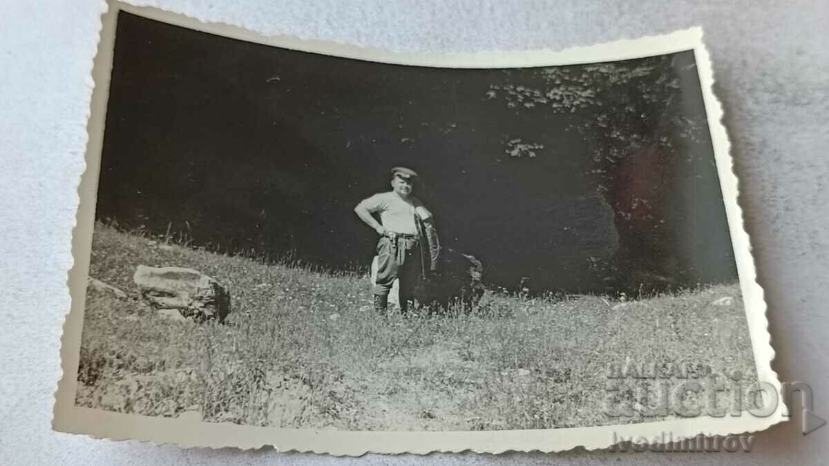Photo Officer naked to the waist in a meadow