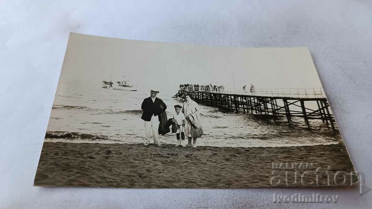 Снимка Св. Константинъ Мъж жена и момче на брега на морето