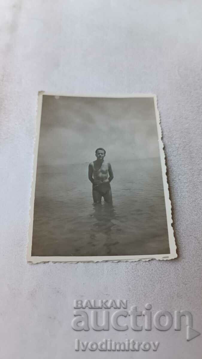 Photo Man in swimsuit at sea