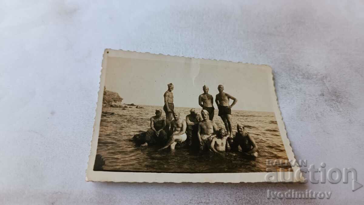 Снимка Войници по бански на скала в морето