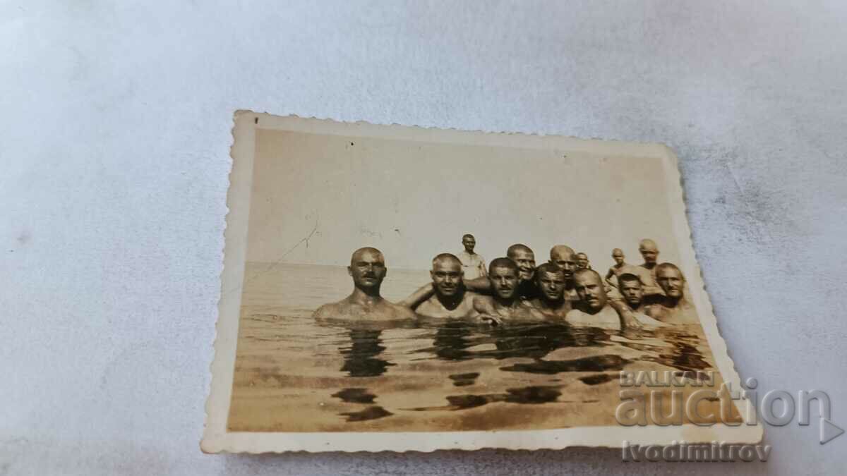 Foto Soldații în costume de baie în mare