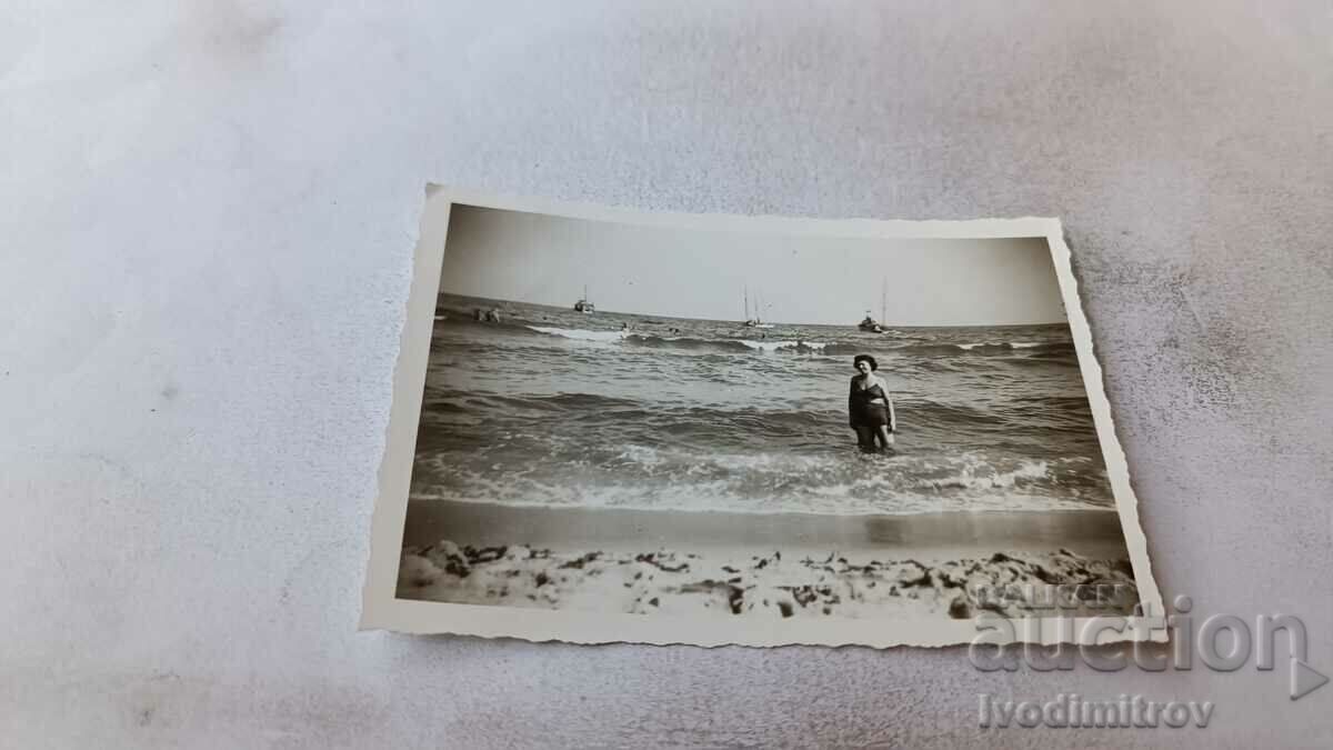 Снимка Жена на брега на морето