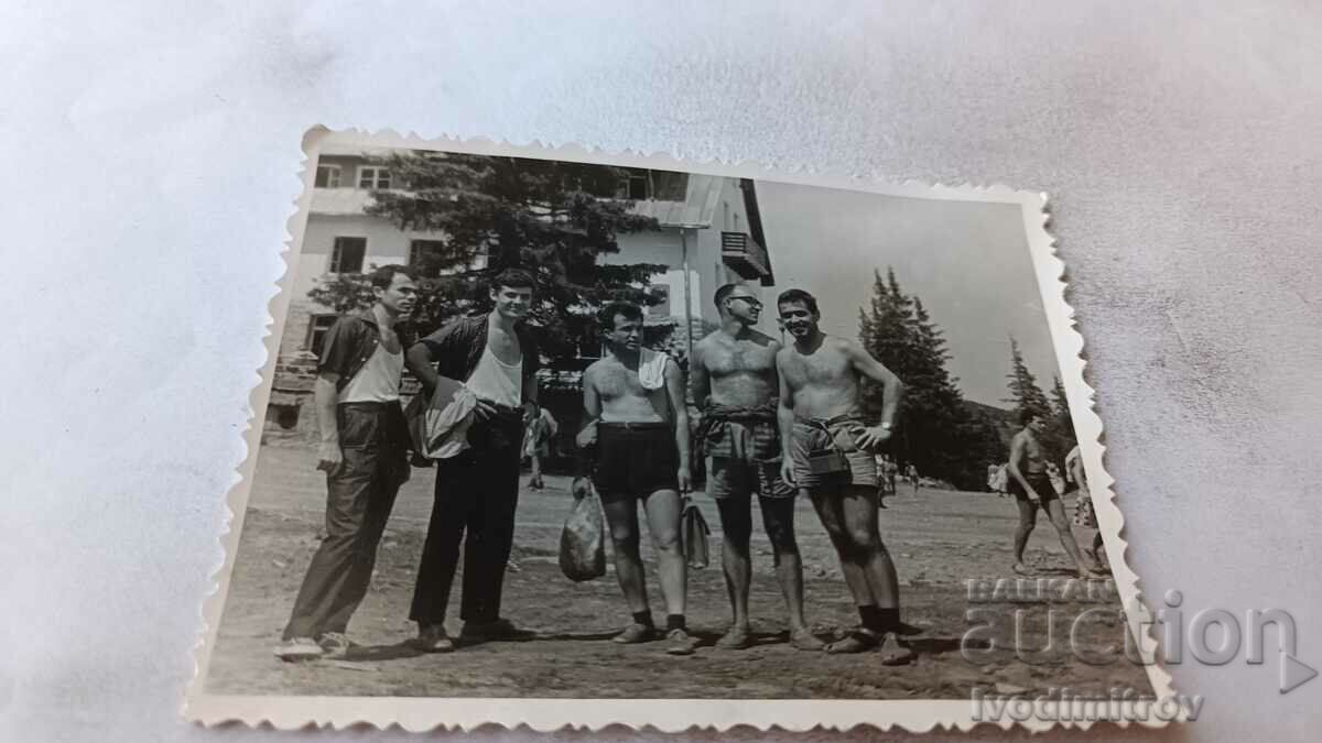 Photo Young men in shorts
