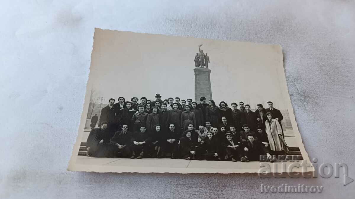 Снимка София Мъже и жени пред паметникът на Съв. армия