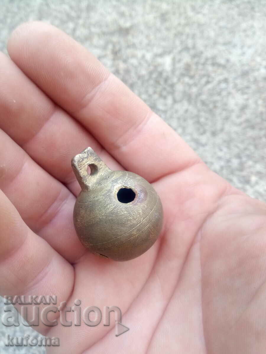 Auction Bell type walnut Auction Bell type walnut