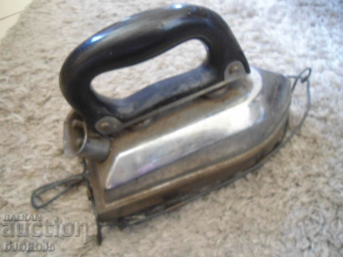 Old iron with stand with price 9.00 BGN | € 4.60