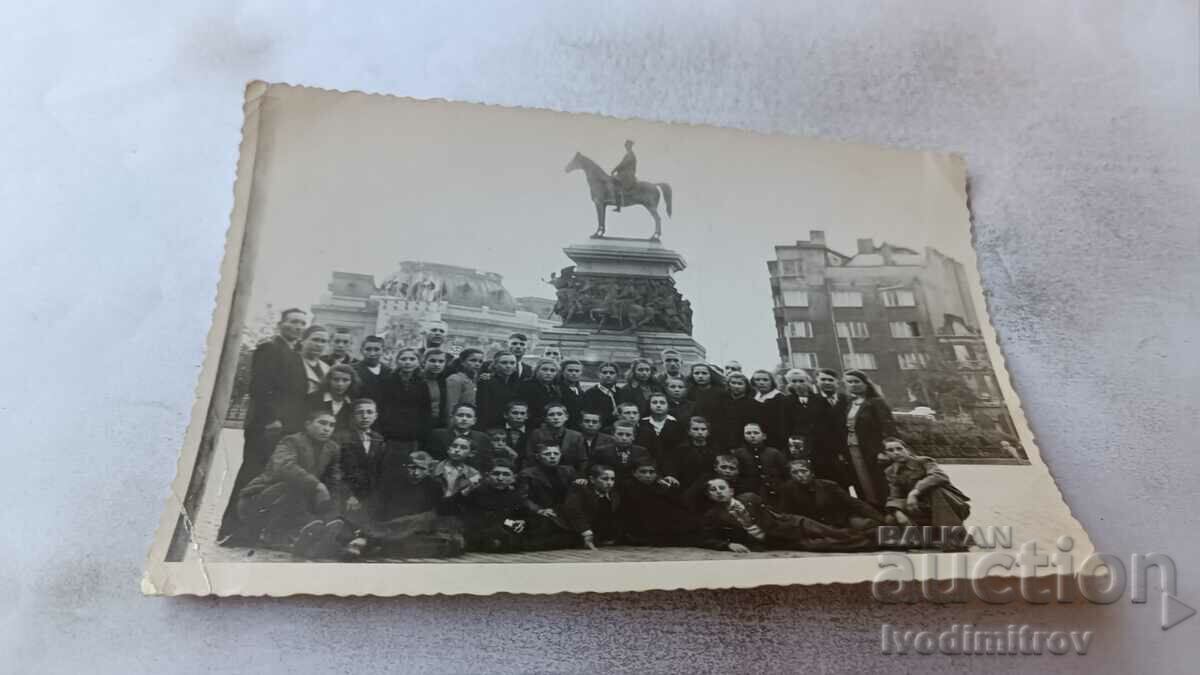 Photo Sofia Students and teachers in front of the monument. of Tsar Liberator