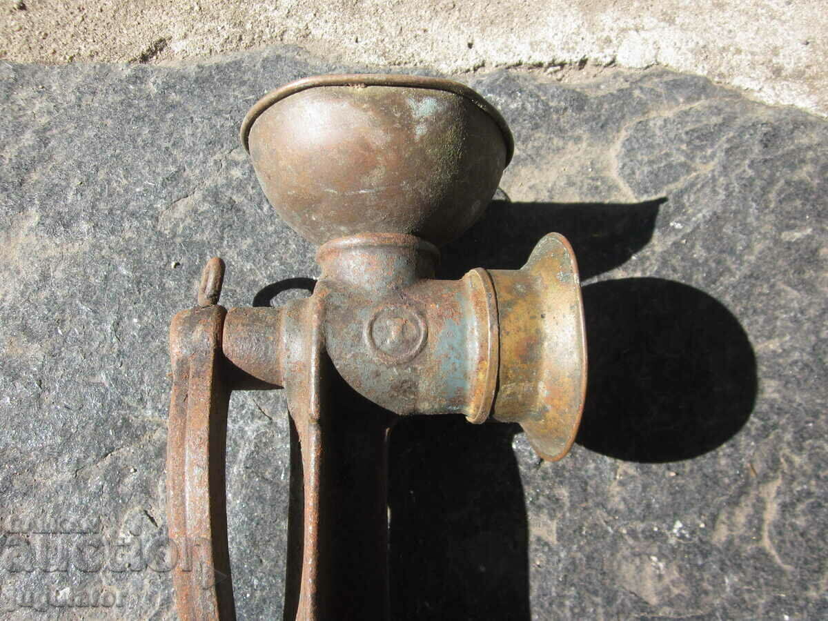 Доставка на стара маркирана чугунена мелница мелачка за зеленчуци